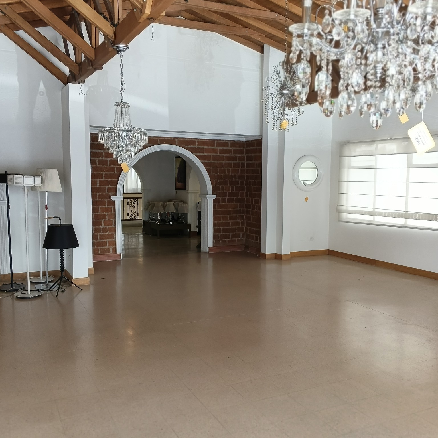 Espacio amplio con techo en madera y ventanales