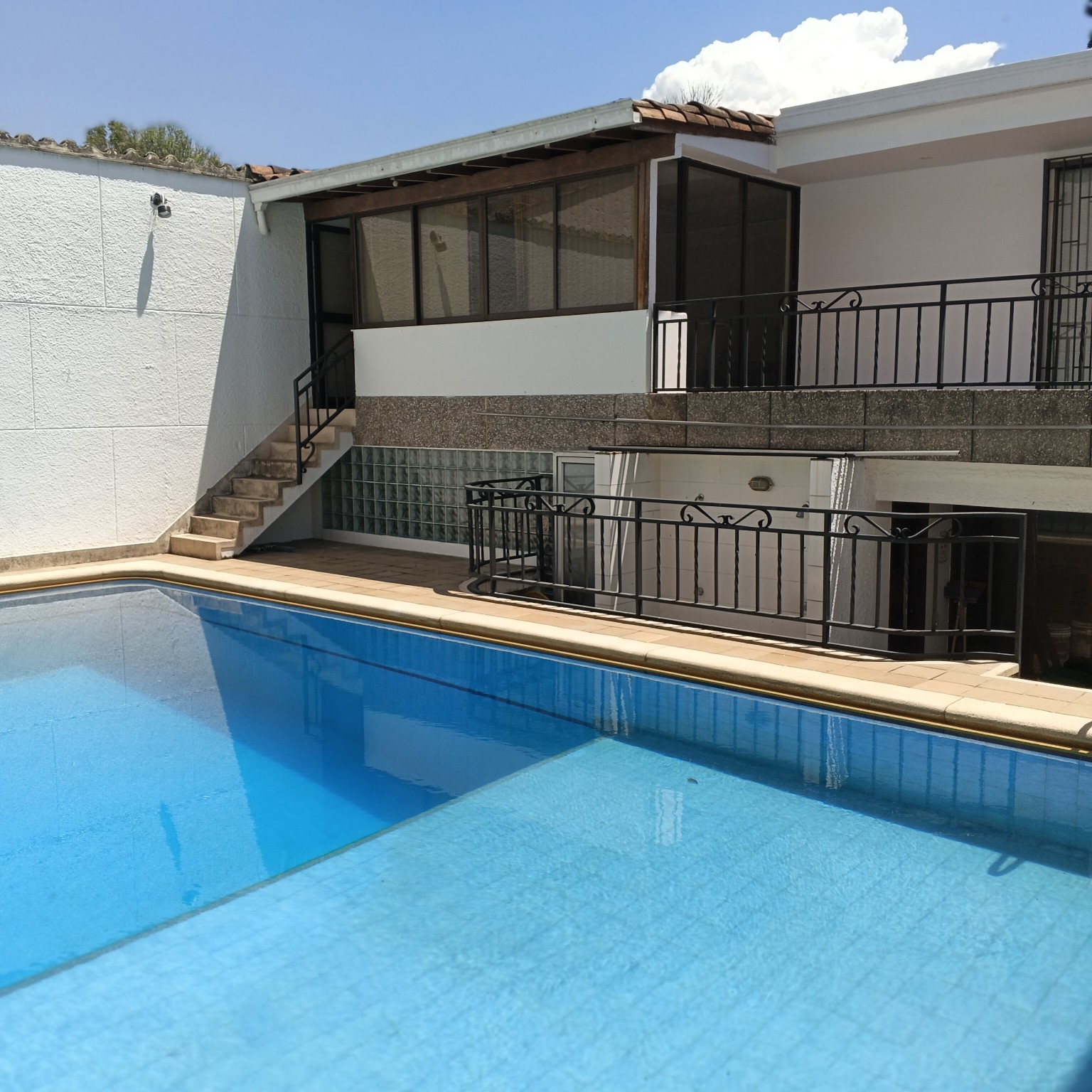 Piscina y construcción contigua