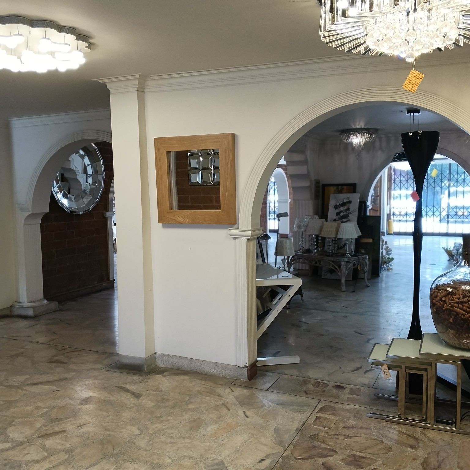 Espacios interiores conectados por arcos