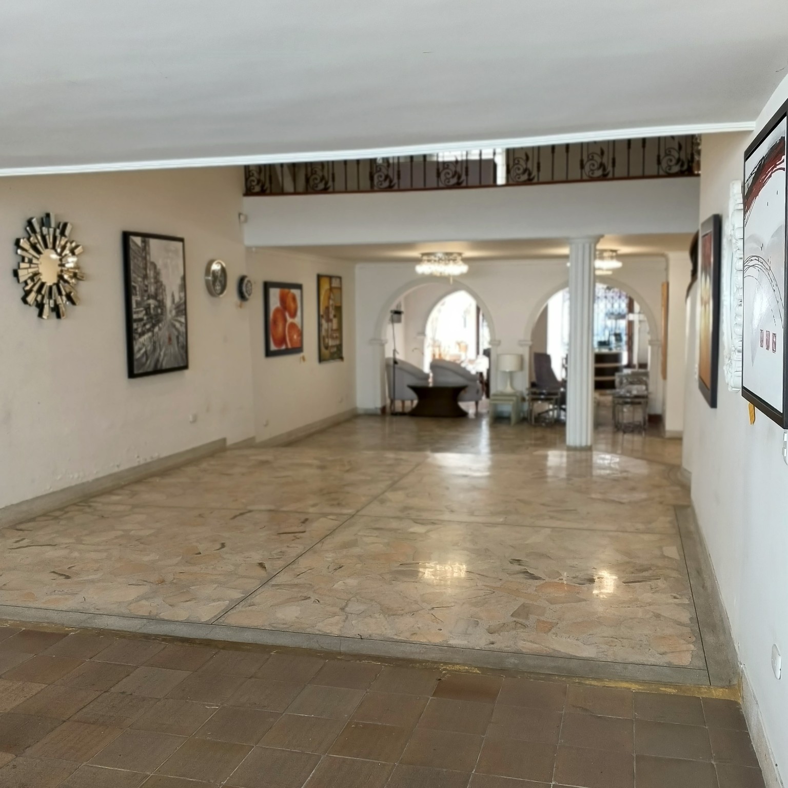 Salón con vista hacia los arcos interiores