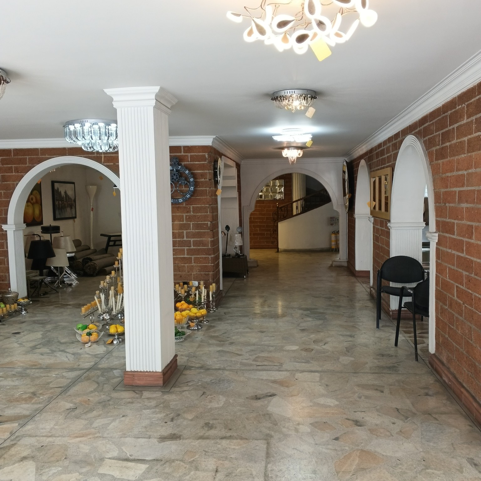 Circulación interior con columnas y muros de ladrillo
